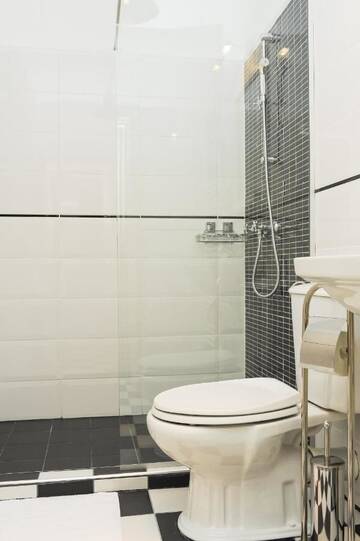 Фото номера Улучшенный номер с кроватью размера «queen-size» Гостевой дом Vine Rooms г. Орадя 7