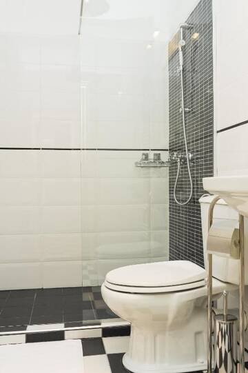 Фото номера Улучшенный номер с кроватью размера «queen-size» Гостевой дом Vine Rooms г. Орадя 14