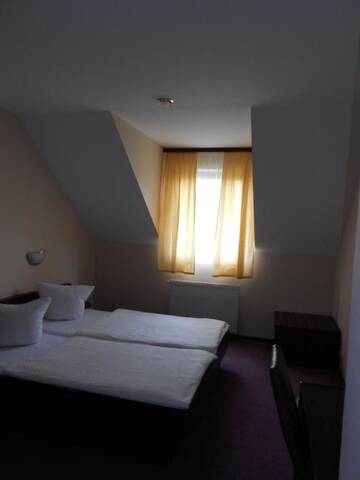 Фото номера Двухместный номер с 1 кроватью или 2 отдельными кроватями Отель Hotel Lan г. Орадя 20