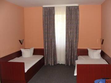 Фото номера Двухместный номер с 1 кроватью или 2 отдельными кроватями Отель Hotel Lan г. Орадя 28