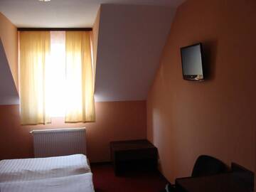 Фото номера Двухместный номер с 1 кроватью или 2 отдельными кроватями Отель Hotel Lan г. Орадя 25