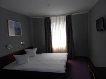Фото номера Двухместный номер с 1 кроватью или 2 отдельными кроватями Отель Hotel Lan г. Орадя 33