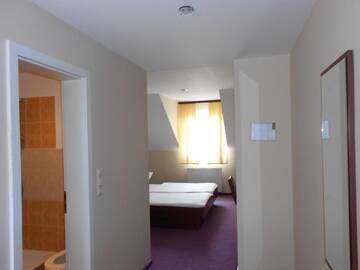 Фото номера Двухместный номер с 1 кроватью или 2 отдельными кроватями Отель Hotel Lan г. Орадя 3