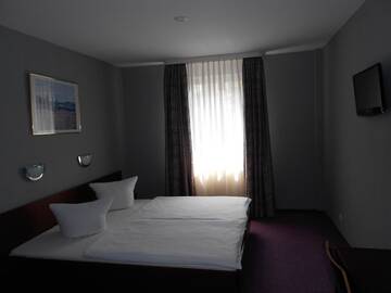 Фото номера Двухместный номер с 1 кроватью или 2 отдельными кроватями Отель Hotel Lan г. Орадя 8