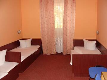 Фото номера Трехместный номер Отель Hotel Lan г. Орадя 2