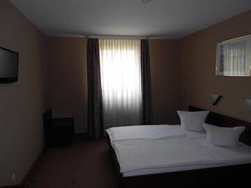 Фото номера Двухместный номер с 1 кроватью или 2 отдельными кроватями Отель Hotel Lan г. Орадя 35
