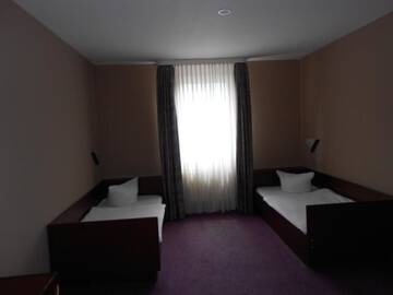 Фото номера Двухместный номер с 1 кроватью или 2 отдельными кроватями Отель Hotel Lan г. Орадя 36