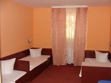 Фото номера Трехместный номер Отель Hotel Lan г. Орадя 3