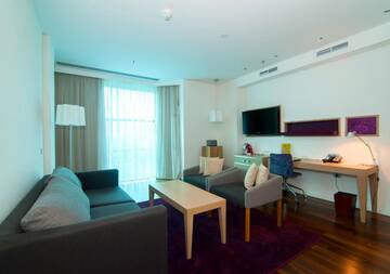 Фото номера Люкс с 1 спальней и кроватью размера &quot;king-size&quot; Отель DoubleTree by Hilton Oradea г. Орадя 7