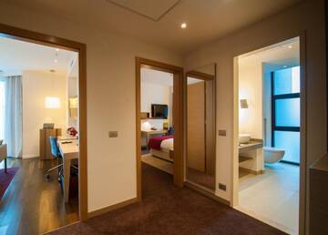 Фото номера Люкс с 1 спальней и кроватью размера &quot;king-size&quot; Отель DoubleTree by Hilton Oradea г. Орадя 4