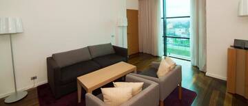 Фото номера Люкс с 1 спальней и кроватью размера &quot;king-size&quot; Отель DoubleTree by Hilton Oradea г. Орадя 5