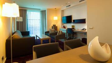 Фото номера Люкс с 1 спальней и кроватью размера &quot;king-size&quot; Отель DoubleTree by Hilton Oradea г. Орадя 6