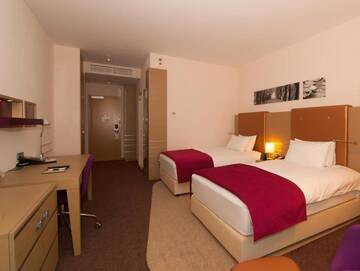 Фото номера Двухместный номер с 2 отдельными кроватями Отель DoubleTree by Hilton Oradea г. Орадя 3