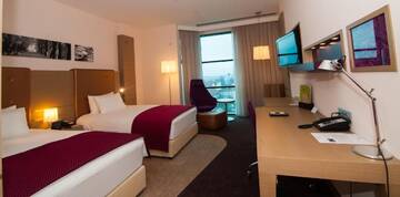 Фото номера Двухместный номер с 2 отдельными кроватями Отель DoubleTree by Hilton Oradea г. Орадя 4