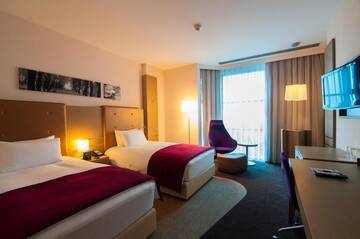 Фото номера Двухместный номер с 2 отдельными кроватями Отель DoubleTree by Hilton Oradea г. Орадя 2