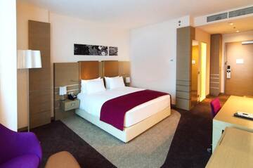 Фото номера Номер Делюкс с кроватью размера &quot;king-size&quot; и террасой Отель DoubleTree by Hilton Oradea г. Орадя 2