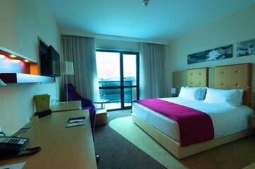 Фото номера Семейный номер Делюкс с балконом Отель DoubleTree by Hilton Oradea г. Орадя 6