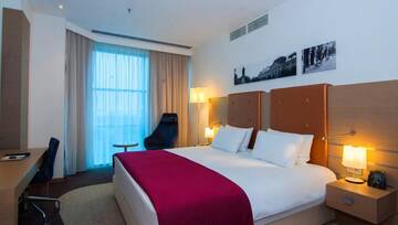 Фото номера Семейный номер Делюкс с балконом Отель DoubleTree by Hilton Oradea г. Орадя 3