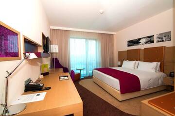 Фото номера Семейный номер Делюкс с балконом Отель DoubleTree by Hilton Oradea г. Орадя 4