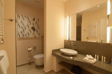Фото номера Семейный номер Делюкс с балконом Отель DoubleTree by Hilton Oradea г. Орадя 2