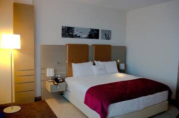 Фото номера Номер с кроватью размера «king-size» Отель DoubleTree by Hilton Oradea г. Орадя 3