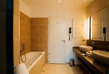 Фото номера Номер Делюкс с кроватью размера &quot;king-size&quot; и террасой Отель DoubleTree by Hilton Oradea г. Орадя 5