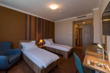 Фото номера Двухместный номер с 2 отдельными кроватями Отель Sky Hotel г. Орадя 4