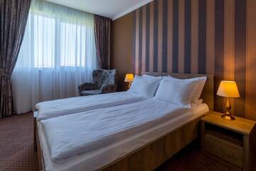 Фото номера Улучшенный двухместный номер с 1 кроватью Отель Sky Hotel г. Орадя 6