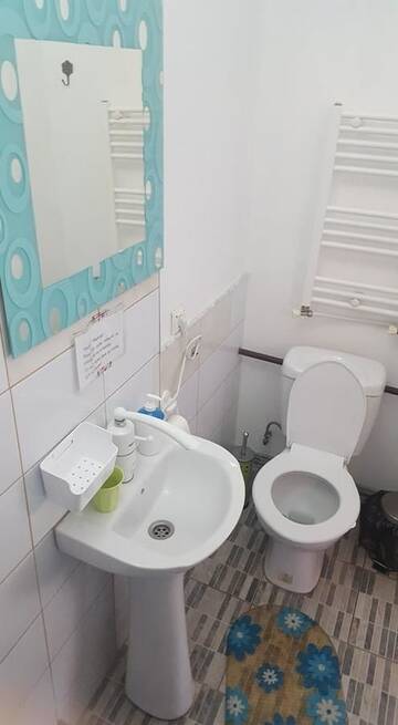 Фото номера Четырехместный номер с собственной ванной комнатой Проживание в семье Casa Marvik г. Орадя 5