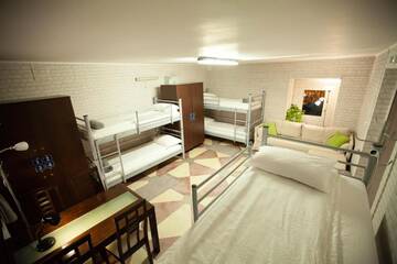 Фото номера Кровать в общем 6-местном номере Хостелы Oradea Central Hostel г. Орадя 9