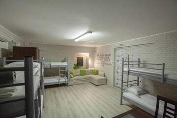Фото номера Кровать в общем 6-местном номере Хостелы Oradea Central Hostel г. Орадя 10