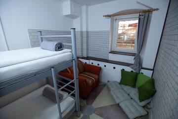 Фото номера Кровать в общем номере с 4 кроватями Хостелы Oradea Central Hostel г. Орадя 4