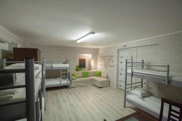 Фото номера Кровать в общем 6-местном номере Хостелы Oradea Central Hostel г. Орадя 3