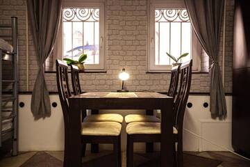 Фото номера Кровать в общем 6-местном номере Хостелы Oradea Central Hostel г. Орадя 4