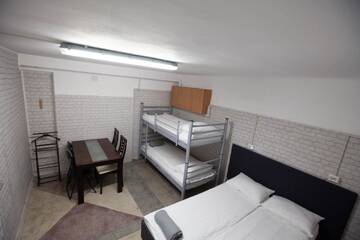 Фото номера Стандартный двухместный номер с 1 кроватью Хостелы Oradea Central Hostel г. Орадя 5