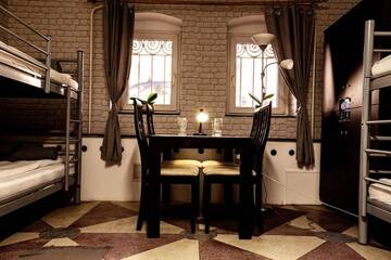 Фото номера Кровать в общем 6-местном номере Хостелы Oradea Central Hostel г. Орадя 7