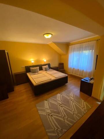 Фото номера Улучшенный номер с кроватью размера «king-size» Гостевой дом Alexia Rooms г. Орадя 7