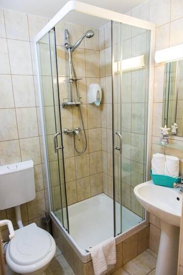 Фото номера Семейный номер (для 2 взрослых и 1 ребенка) Отель Hotel Lyra г. Орадя 2