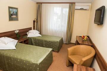 Фото номера Двухместный номер с 1 кроватью или 2 отдельными кроватями Отель Hotel Lyra г. Орадя 11