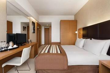 Фото номера Business Queen Room with Spa included Отель Ramada by Wyndham Oradea г. Орадя 9