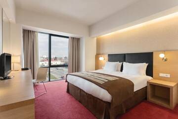 Фото номера Luxury King Suite with Spa included Отель Ramada by Wyndham Oradea г. Орадя 3