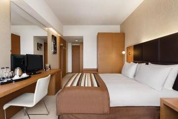 Фото номера Business Queen Room with Spa included Отель Ramada by Wyndham Oradea г. Орадя 5