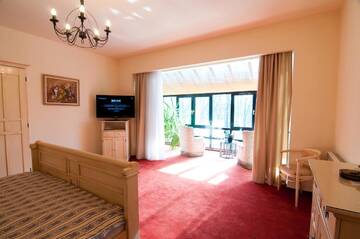 Фото номера Двухместный номер Делюкс с 1 кроватью Отель Elite Resort Hotel &amp; SPA г. Орадя 2