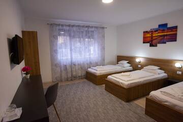 Фото номера Трехместный номер Отель Carnival City Hotel Oradea г. Орадя 2