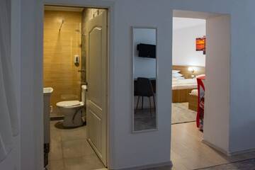 Фото номера Трехместный номер Отель Carnival City Hotel Oradea г. Орадя 4