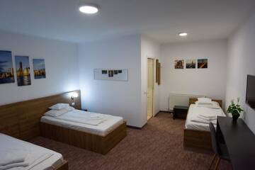 Фото номера Трехместный номер Отель Carnival City Hotel Oradea г. Орадя 5