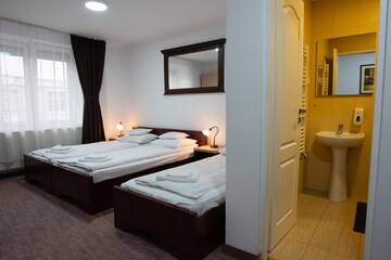 Фото номера Трехместный номер Отель Carnival City Hotel Oradea г. Орадя 6
