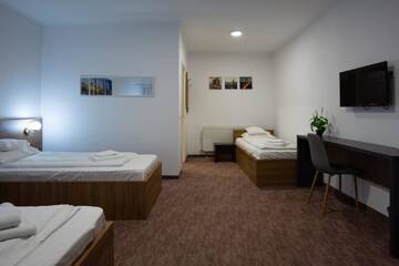 Фото номера Трехместный номер Отель Carnival City Hotel Oradea г. Орадя 10