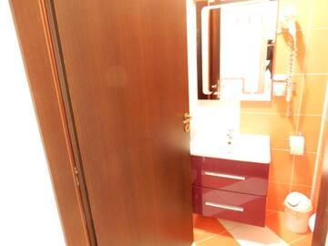 Фото номера Двухместный номер с 2 отдельными кроватями Отель RHC Royal Hotel г. Орадя 5