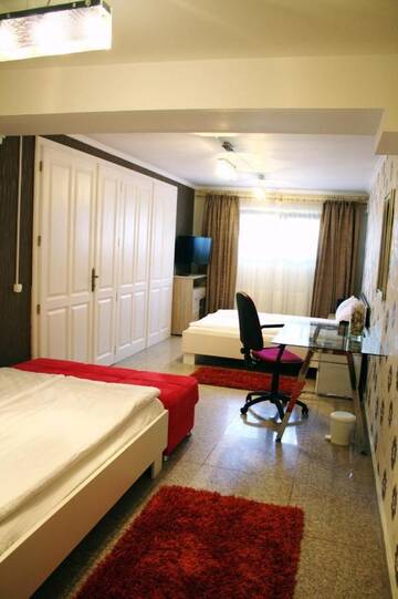 Фото номера Номер-студио Делюкс с кроватью размера &quot;king-size&quot; Отель RHC Royal Hotel г. Орадя 8